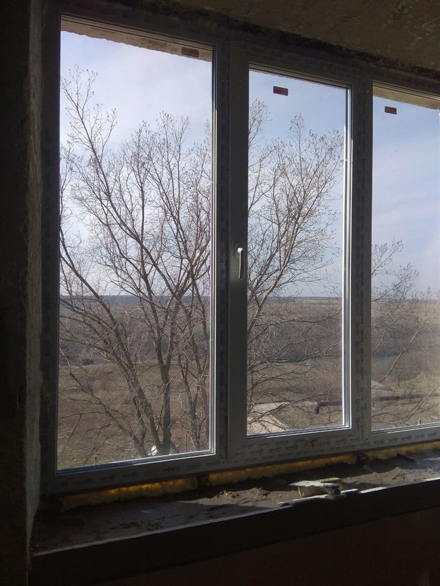 В цьому боксі вже нове вікно. Майстри працюють над підвіконням.