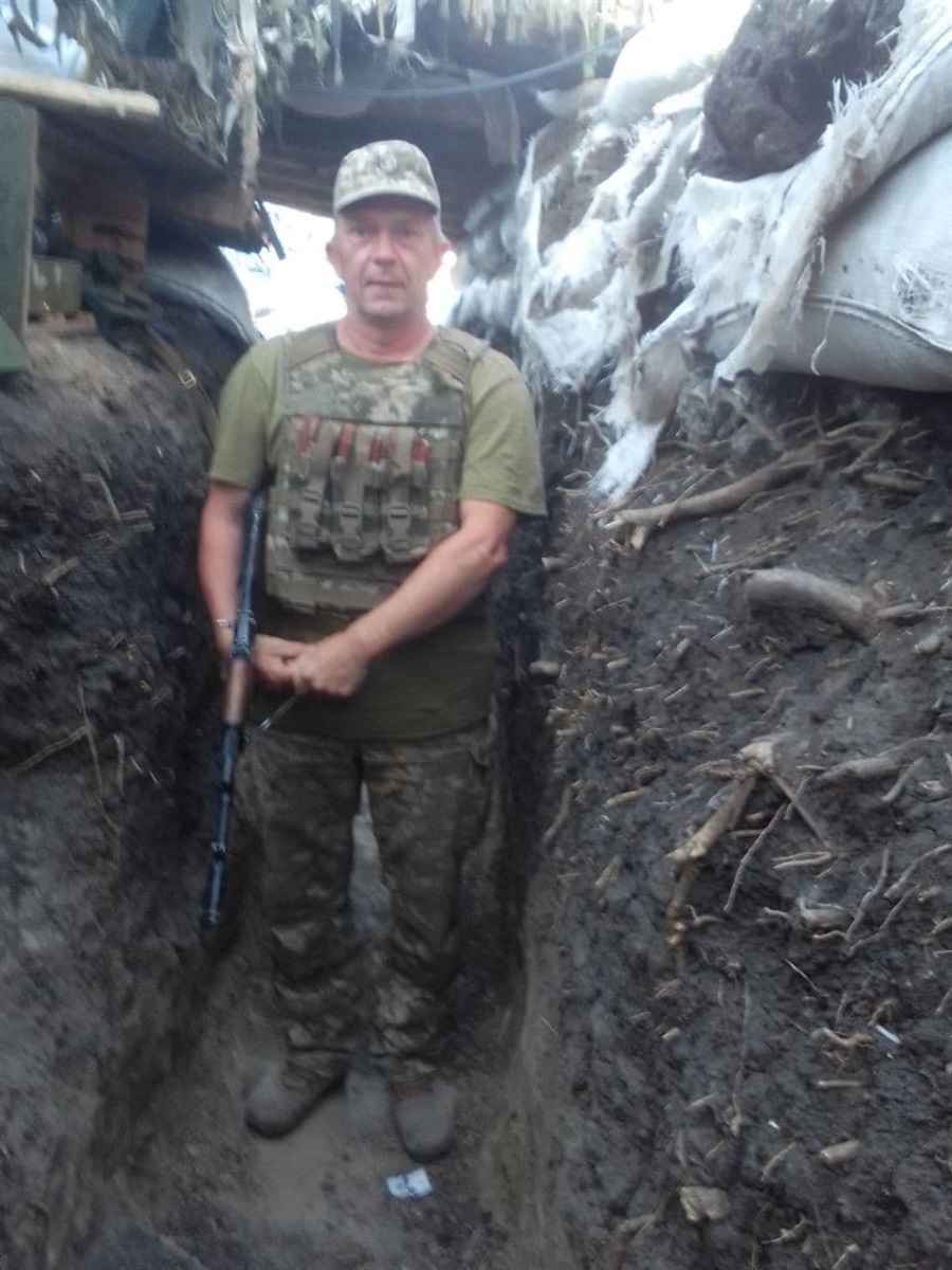 Сергій не може бути вдома, коли на війні гинуть хлопці.