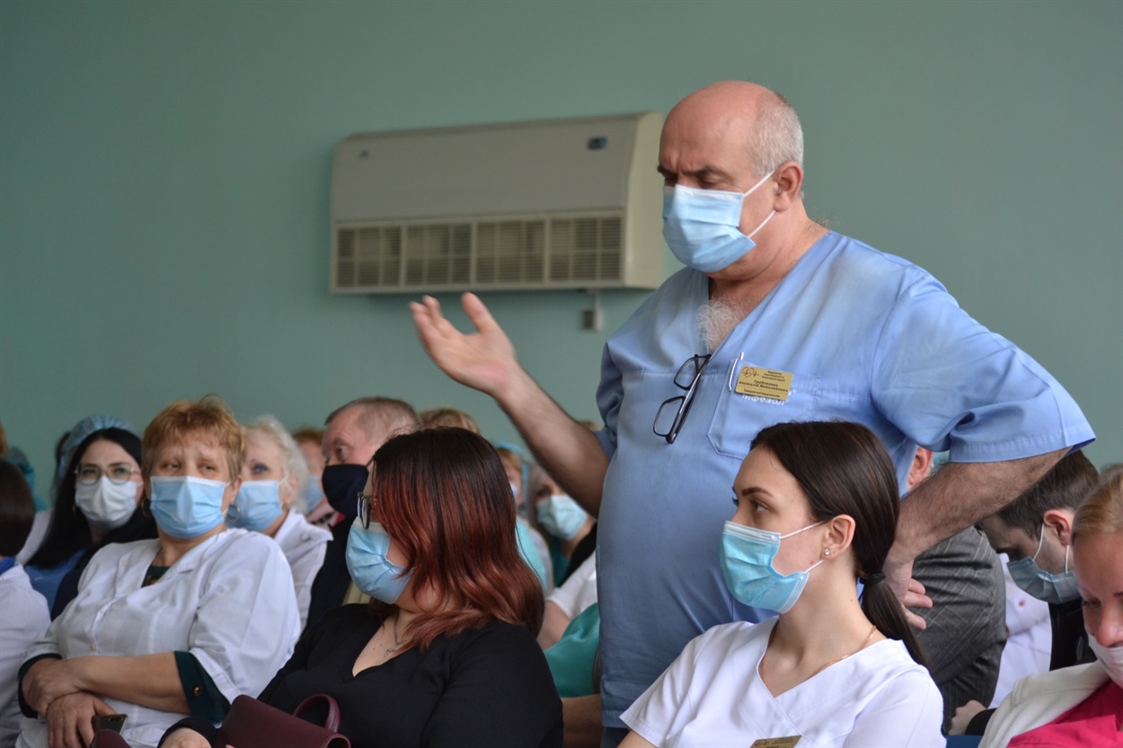 Лікар запитав у мера : медики піклуються про хворих, а  хто подбає про медиків?