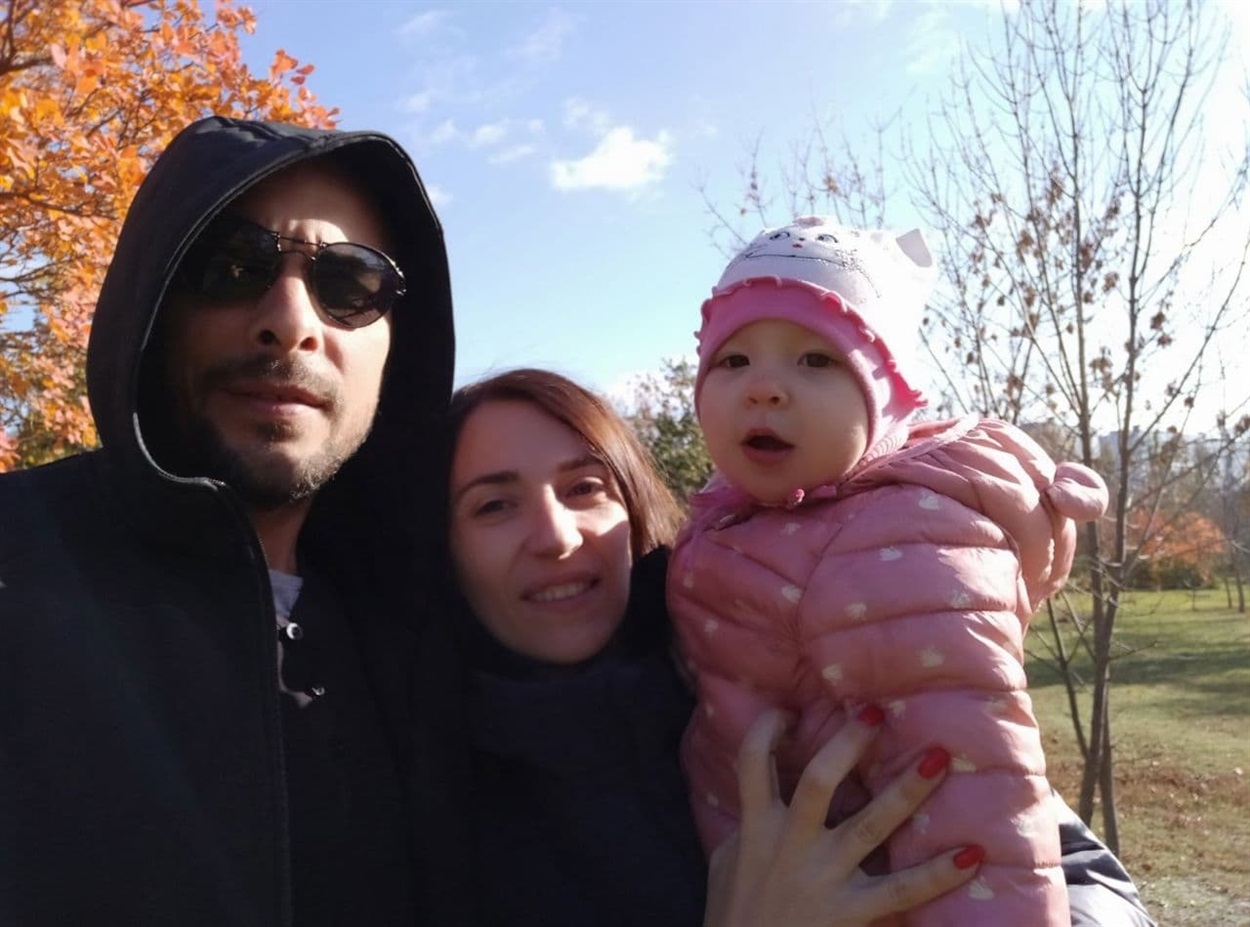 Татко Едик рідко потрапляє в обєктив фотокамери, зазвичай він фотографує дівчат.
