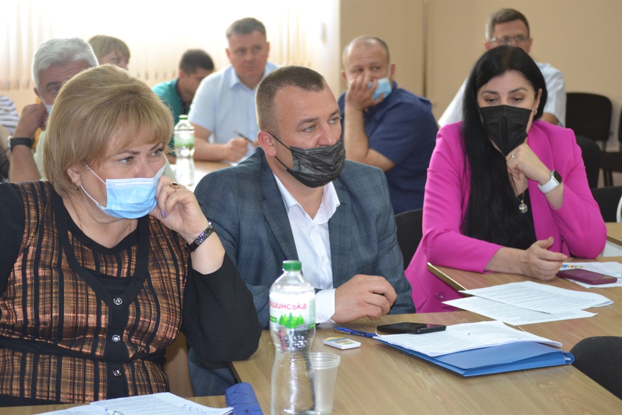 Депутати напружено думають.