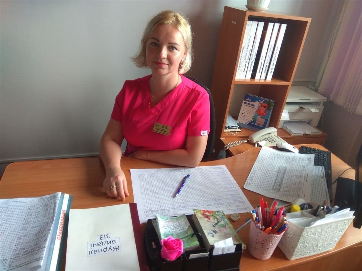 Лариса Луцієнко у своєму кабінеті.