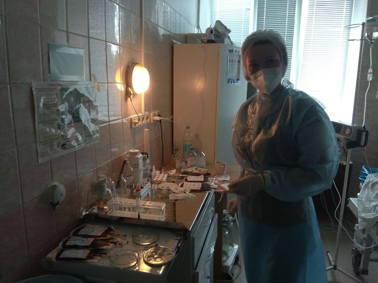 Медестра Любов Добрінова виконує свою щоденну роботу.