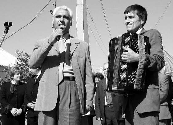 Петро філонок виконує пісню під баян.