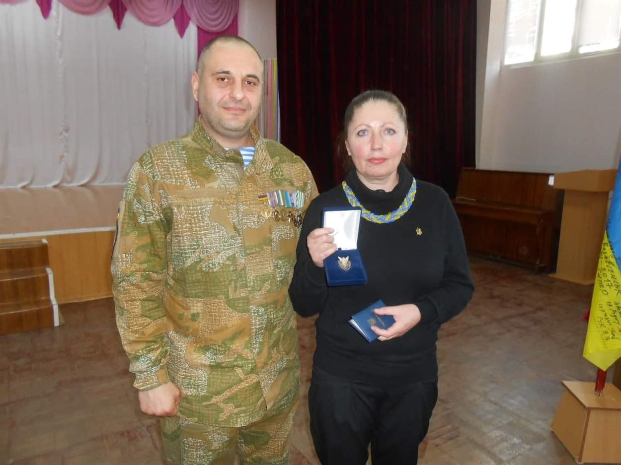 Віктор Сюрченко вручив Тетяні Сорокодум орден "Бойовий волонтер".