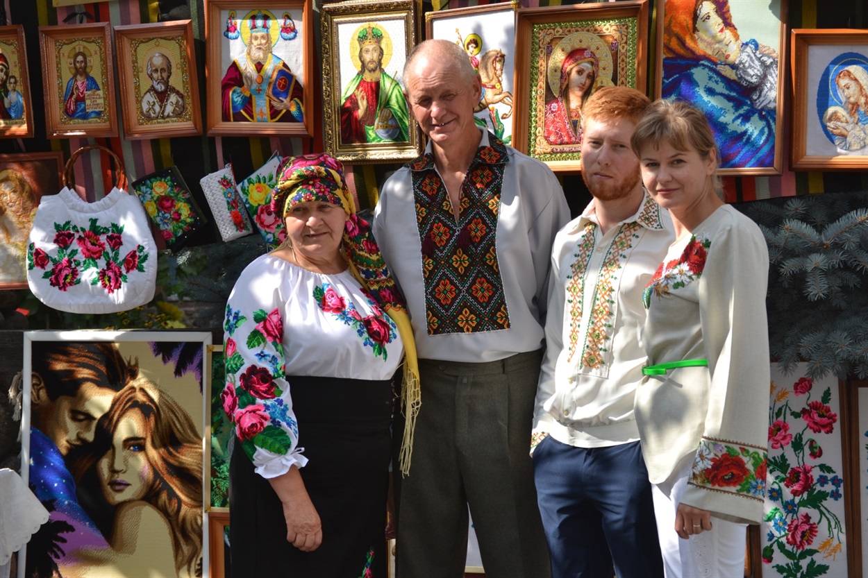 Виставка робіт родини Савети - Златових. Вони гуртом вишивають картини, ікони, рушники та іншу атрибутику. Свої роботи дарують та продають.