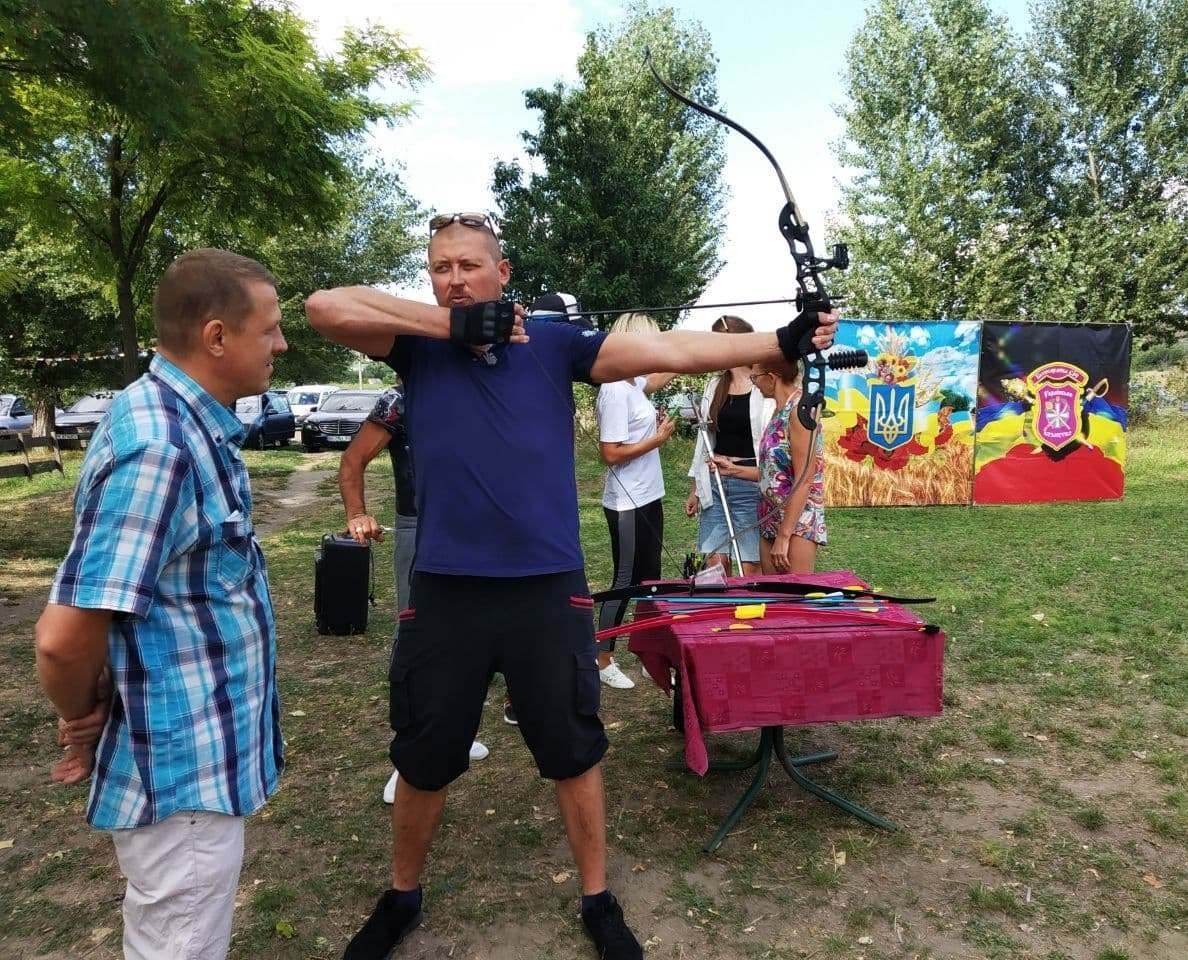 Серйозні розваги для дорослих: майстер-клас від козаків зі стрільби з лука та арбалета.