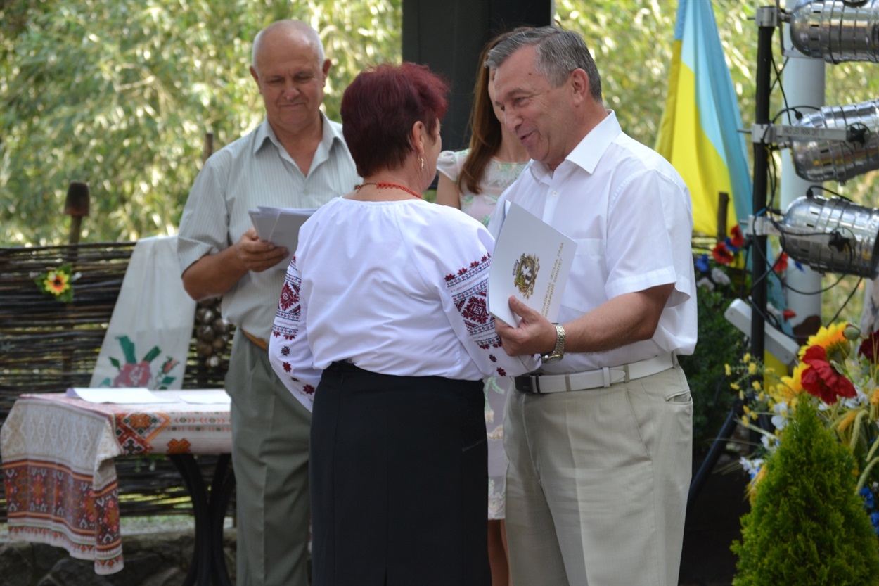 Міський голова Валерій Онуфрієнко та староста Олександр Чернєй після привітальної промови нагороджують достойних членів громади.