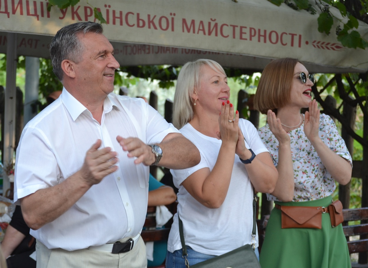Весело не тільки глядачам, а й організаторам свята та міській владі. На фото: мер Валерій Онуфрієнко, начальниця управління молоді, спорту та культури Неля Захарко та її заступниця Олена Волошина.