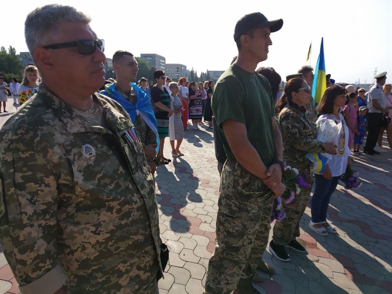 Багато хто був у вишиванках, одностоях, з національною символикою