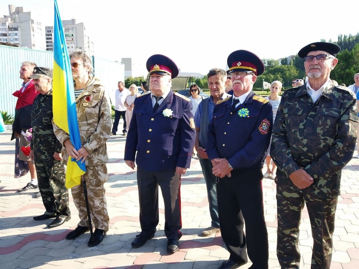 Козаки були з лампасами та з державним прапором