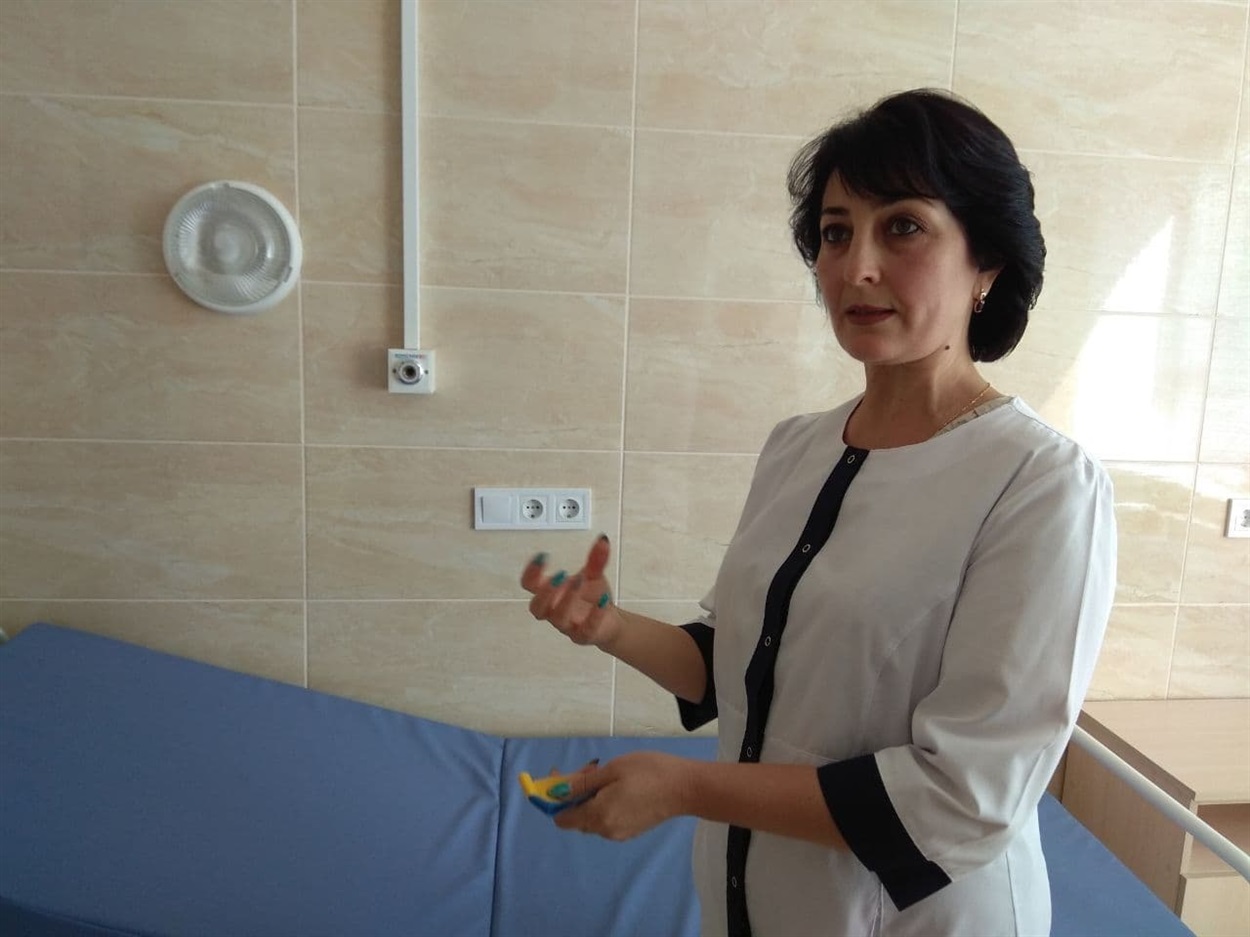 Пані Зоя показує, що біля кожного ліжка встановлена киснева розетка.