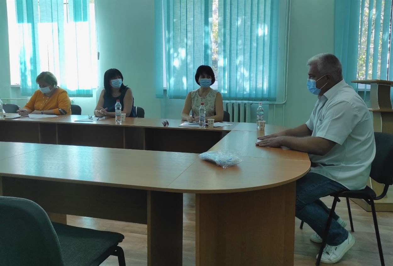 Дмитро Миколайович озвучує свою конкурсну пропозицію