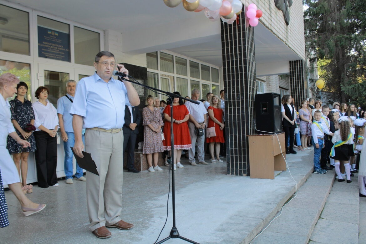 Директор школи Олександр Петренко.