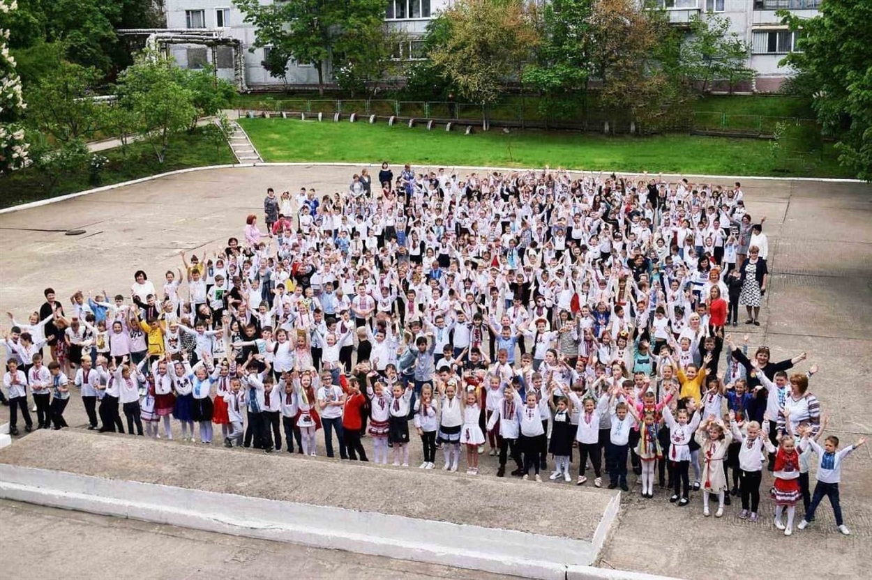 Учні початкових класів ЮЗШ №3 у День вишиванки, 2012 р.