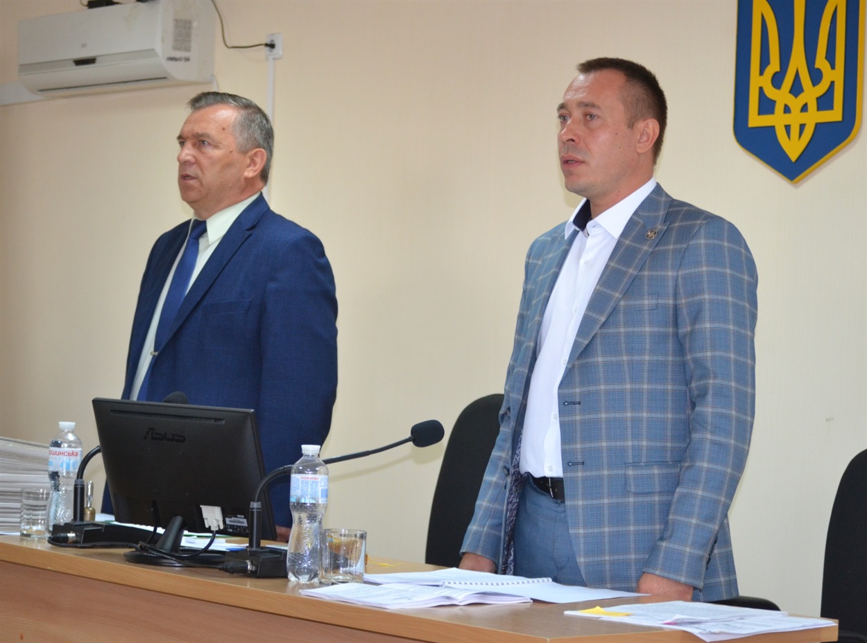 Міський голова Валерій Онуфрієнко та секретар ради Олександр Акуленко співають гімн України.