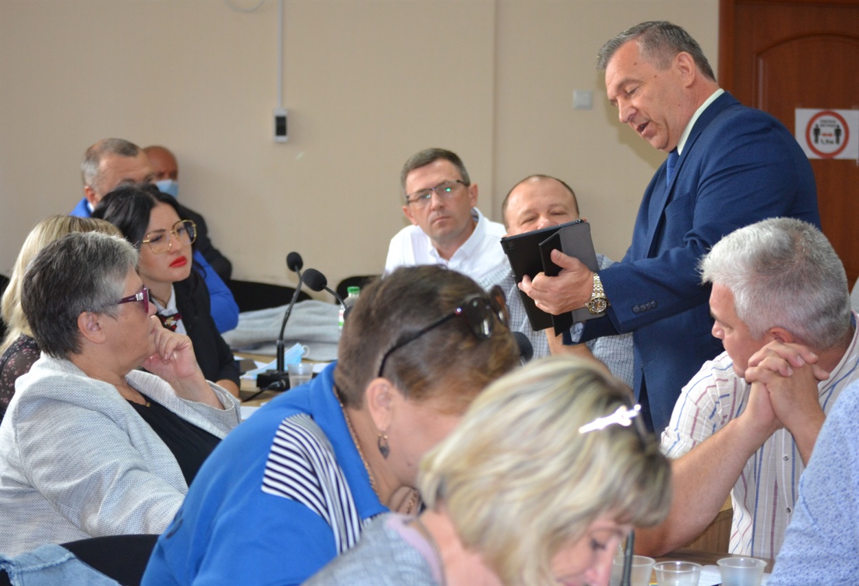 Міський голова показує депутатам фото на робочому планшеті.
