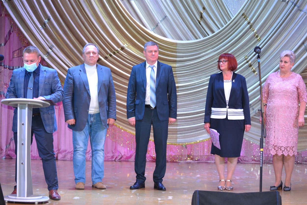 На сцені Олександр Салагор, Юрій Сіроух, Олександр Стоянов, Світлана Начинова, Наталя Черьомухіна
