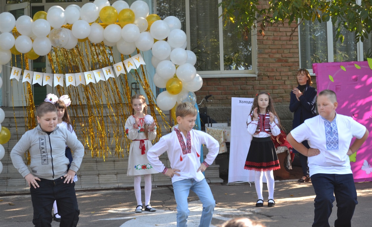 Український танок у виконанні учнів 4 класу.