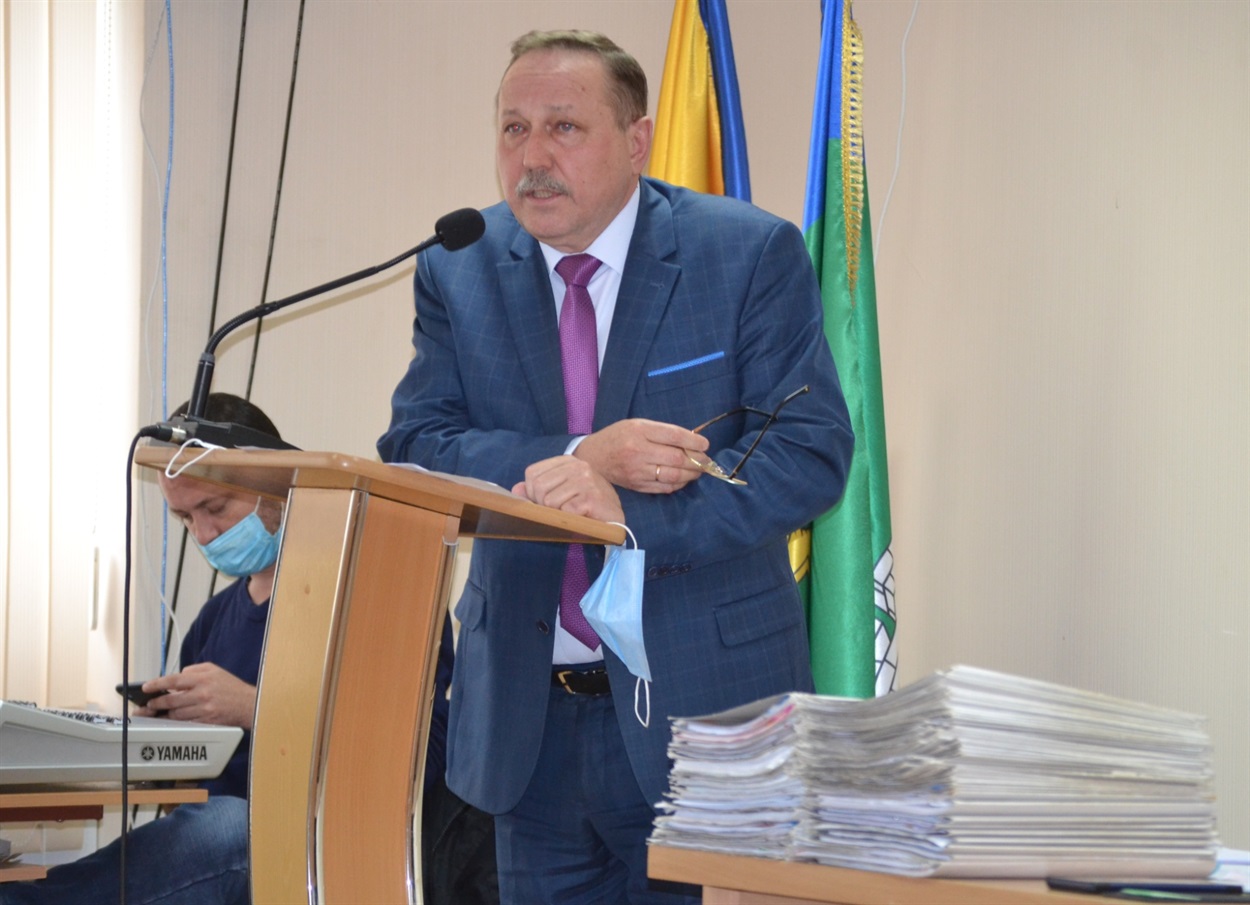Юрій Сінчук доповідає перед депутатами на 21-й сесії