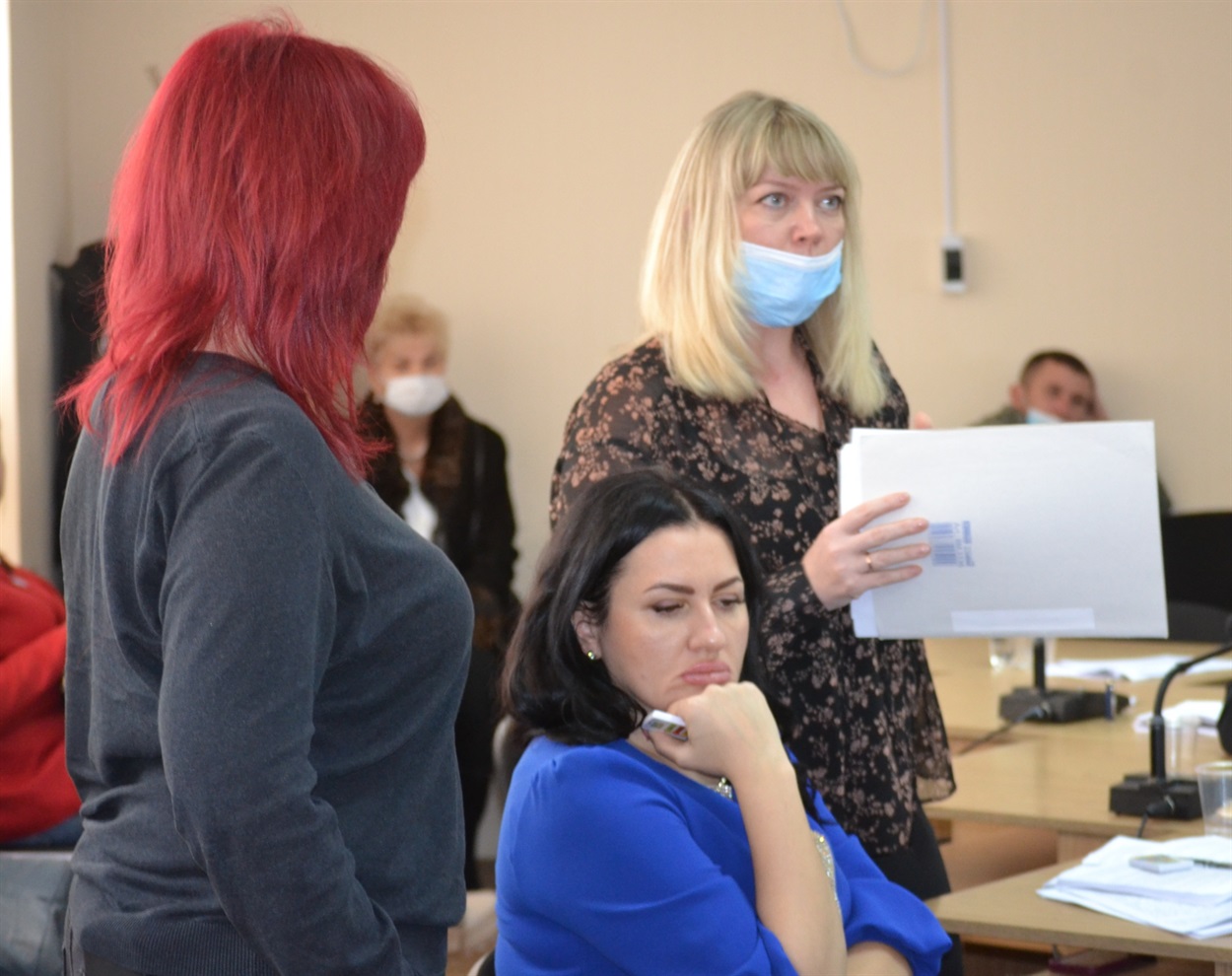 Депутатка-правознавиця Олена Петрина перевіряє документи