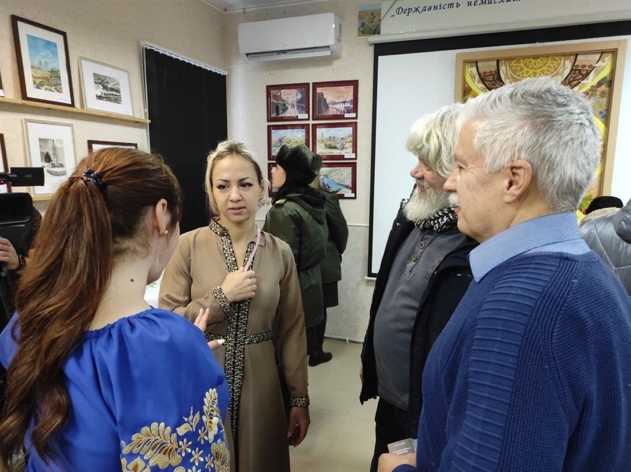 Южноукраїнські митці та господиня міського музею