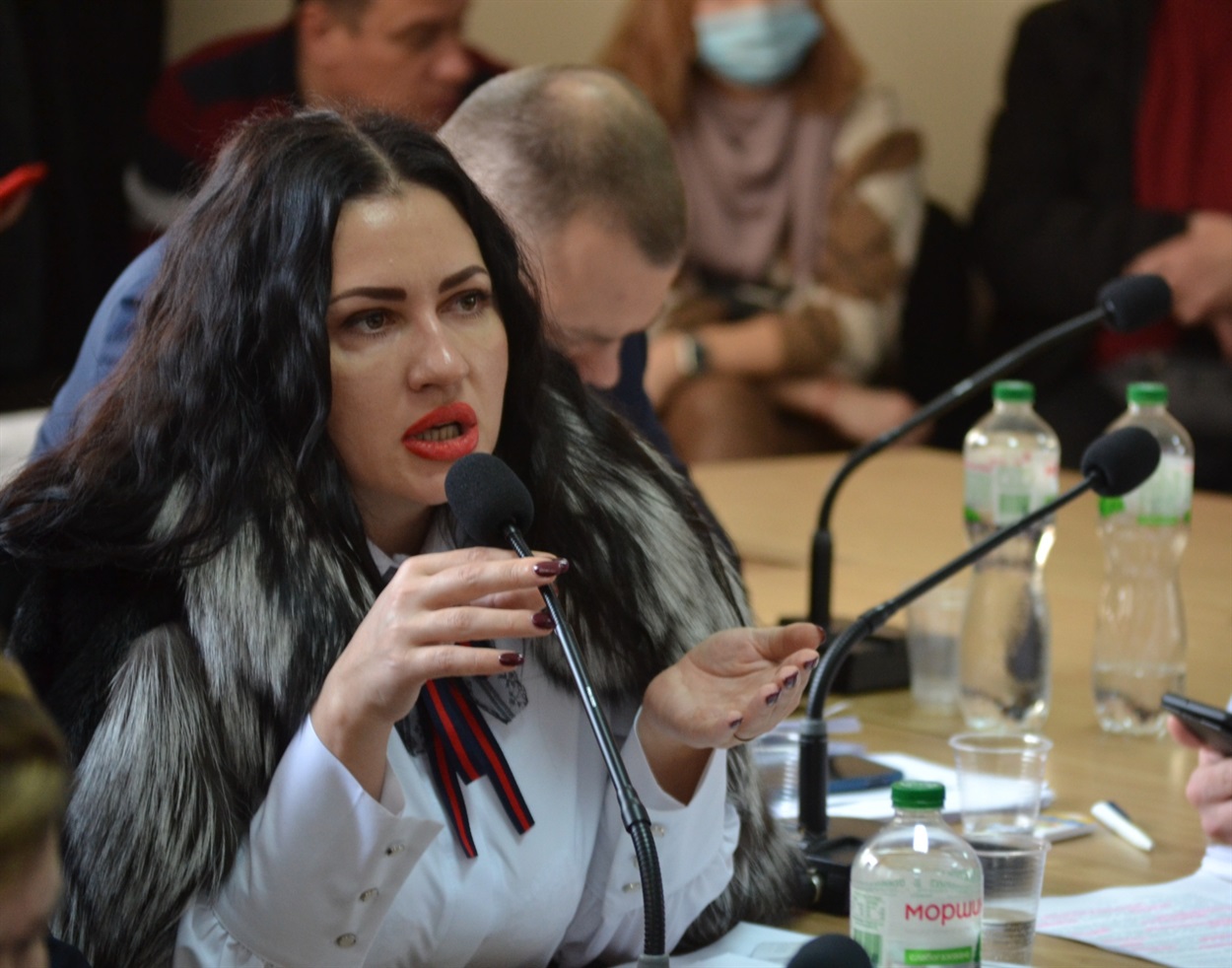 Антоніна Маринко переконує колег, що лікарні вкрй необхідна ще одна киснева станція