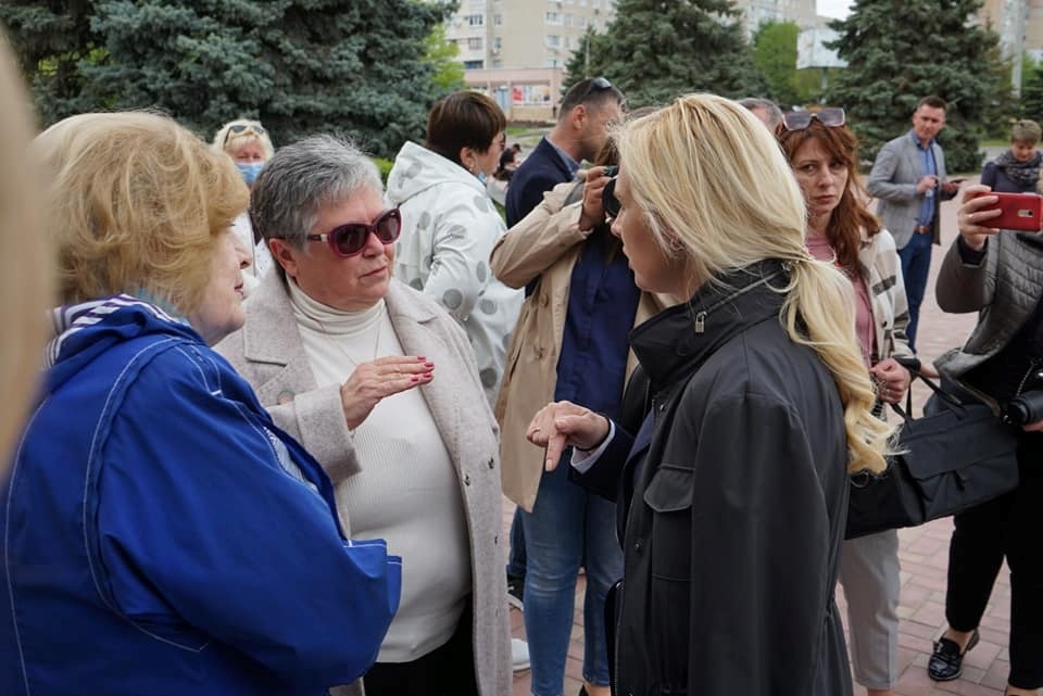 Обласні депутатки Людмила Самчинська та Віра Миронова спілкуються з Ганною Замазєєвою під час її візиту в Южноукраїнськ у 2021 році