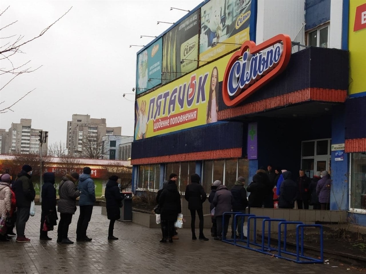 Черга в "Сільпо" вишукалась задовго до відкриття
