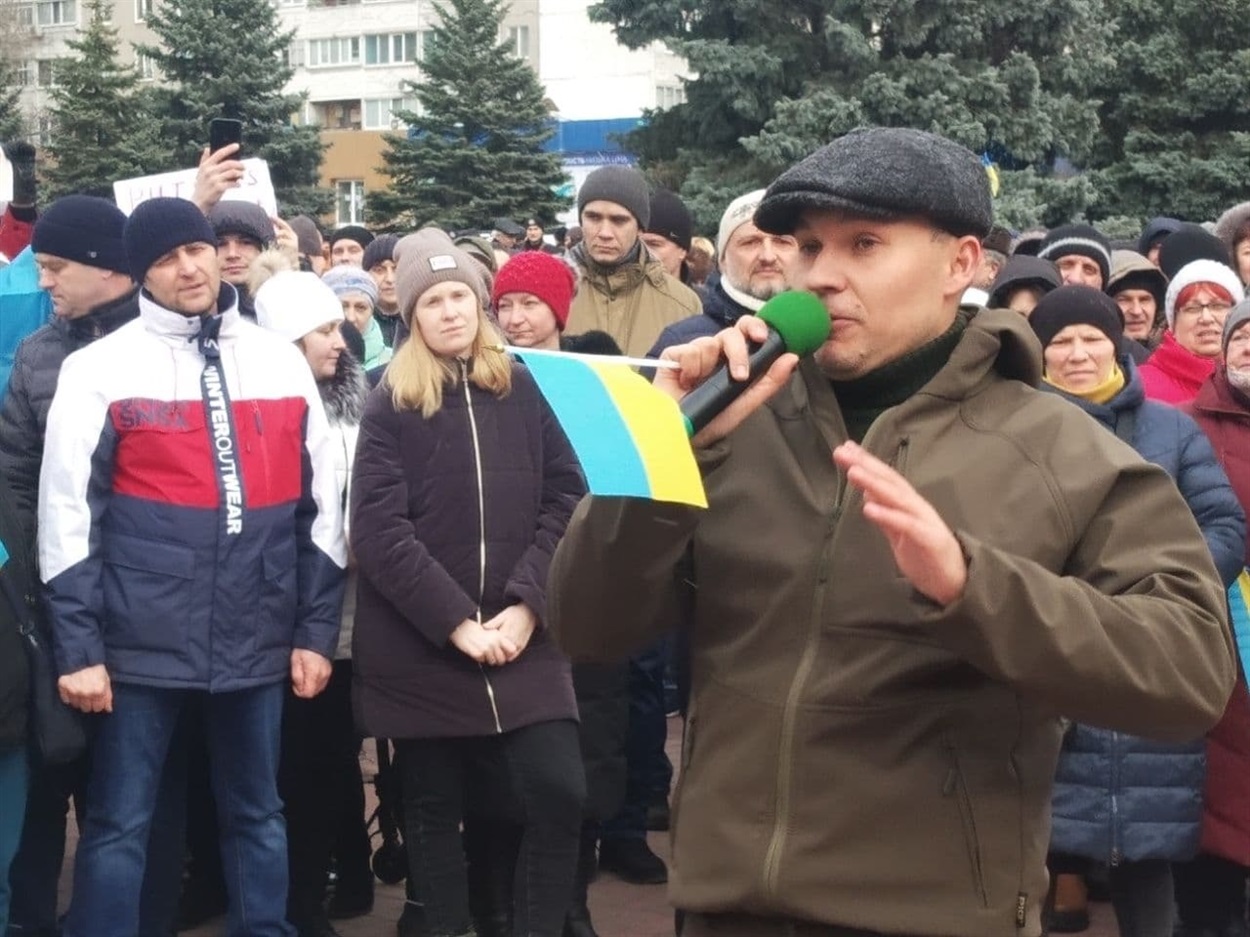 Народний депутат Артем Чорноморов разом з южноукраїнцями 