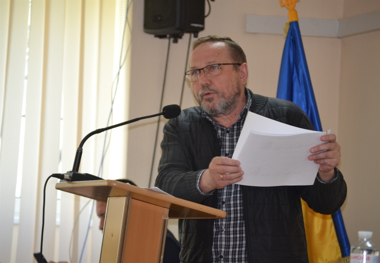 Юрій Сінчук розповідає депутатам про трансфорамацію загальноосвітніх закладів