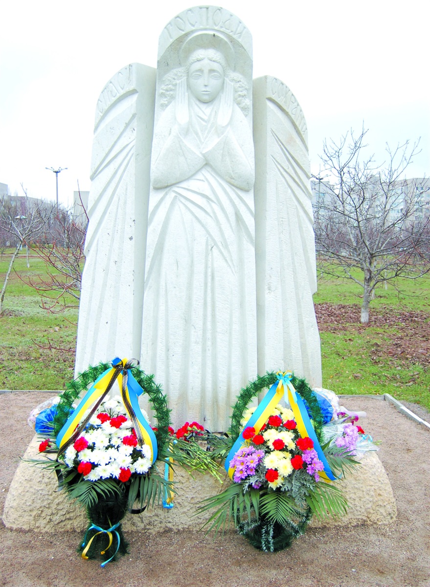 Скорбящий ангел, автор скульптор Владимиров