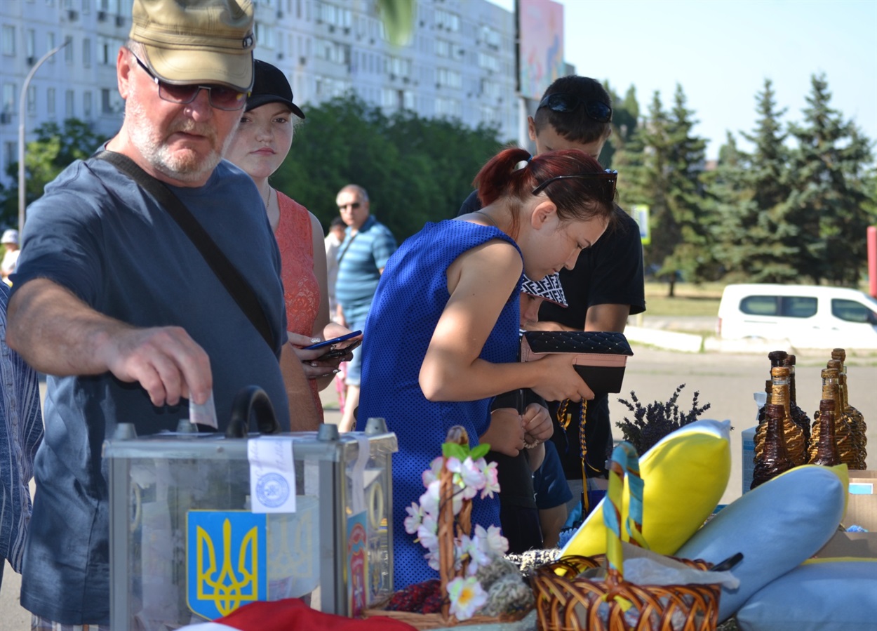 Гроші за покупки кидали одразу до запечатаної скриньки. Хтось нічого не купував, а просто робив грошовий внесок у загальну справу.
