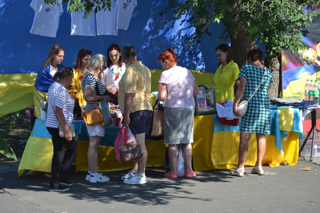 Біля жовто-блакитних столів постійно юрмилися покупці.