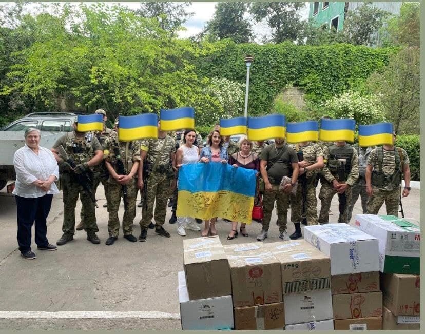 Волонтери Фонду передають військовим допомогу.