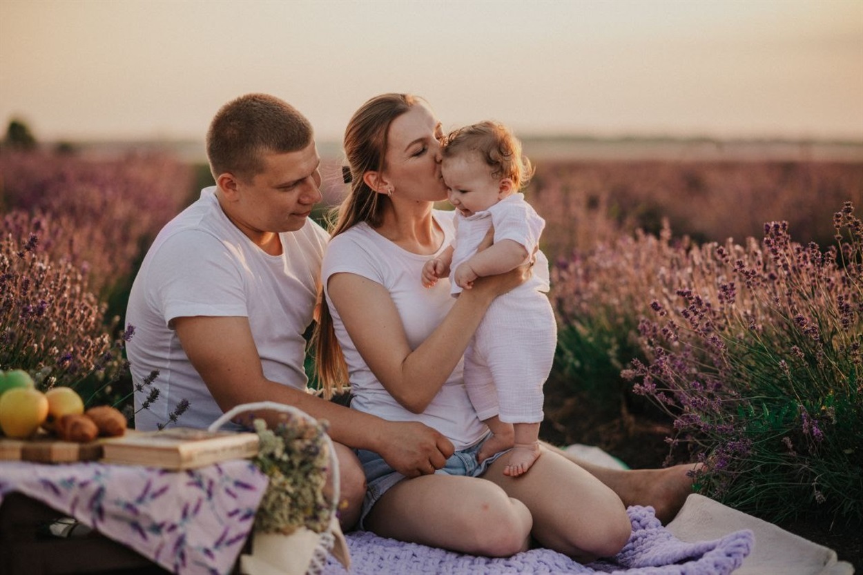 Сімейна фотосесія на лавандовому полі