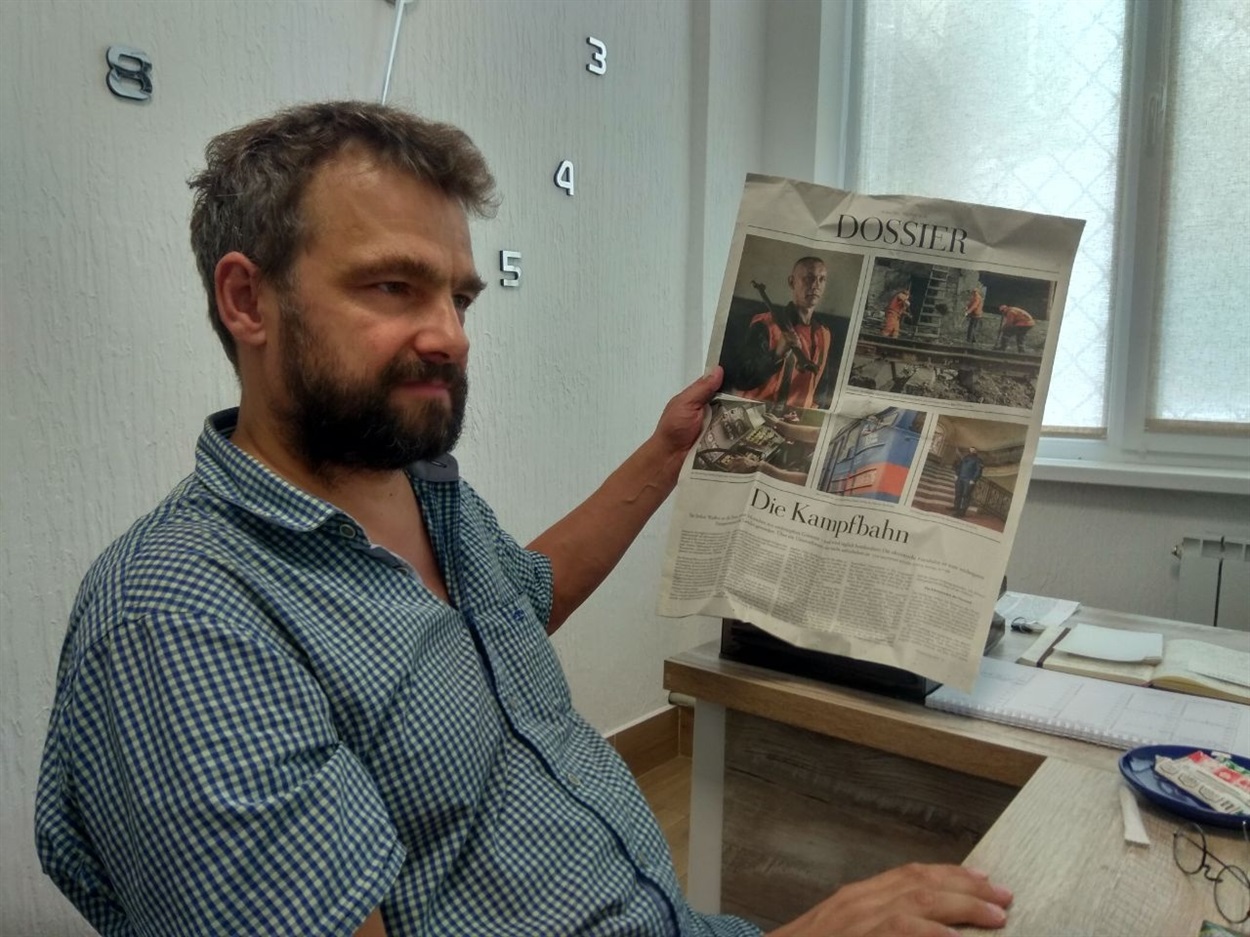 Вольфганг показує репортаж про Укрзалізницю.