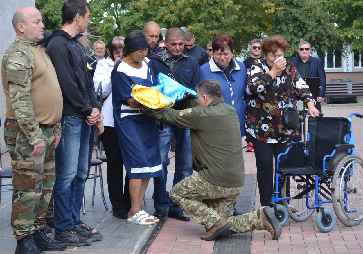 Передача Прапора мамі загиблого