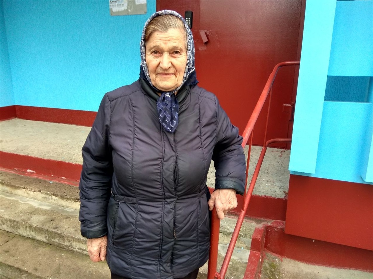 Марія Терентіївна біля під'їзду свого будинку.