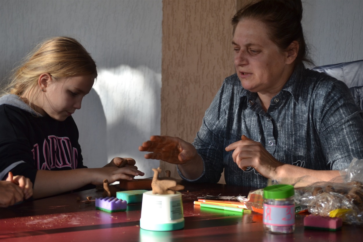 Пані Олена викладач СЮТ гурток художня кераміка провела цікавий майстер-клас 