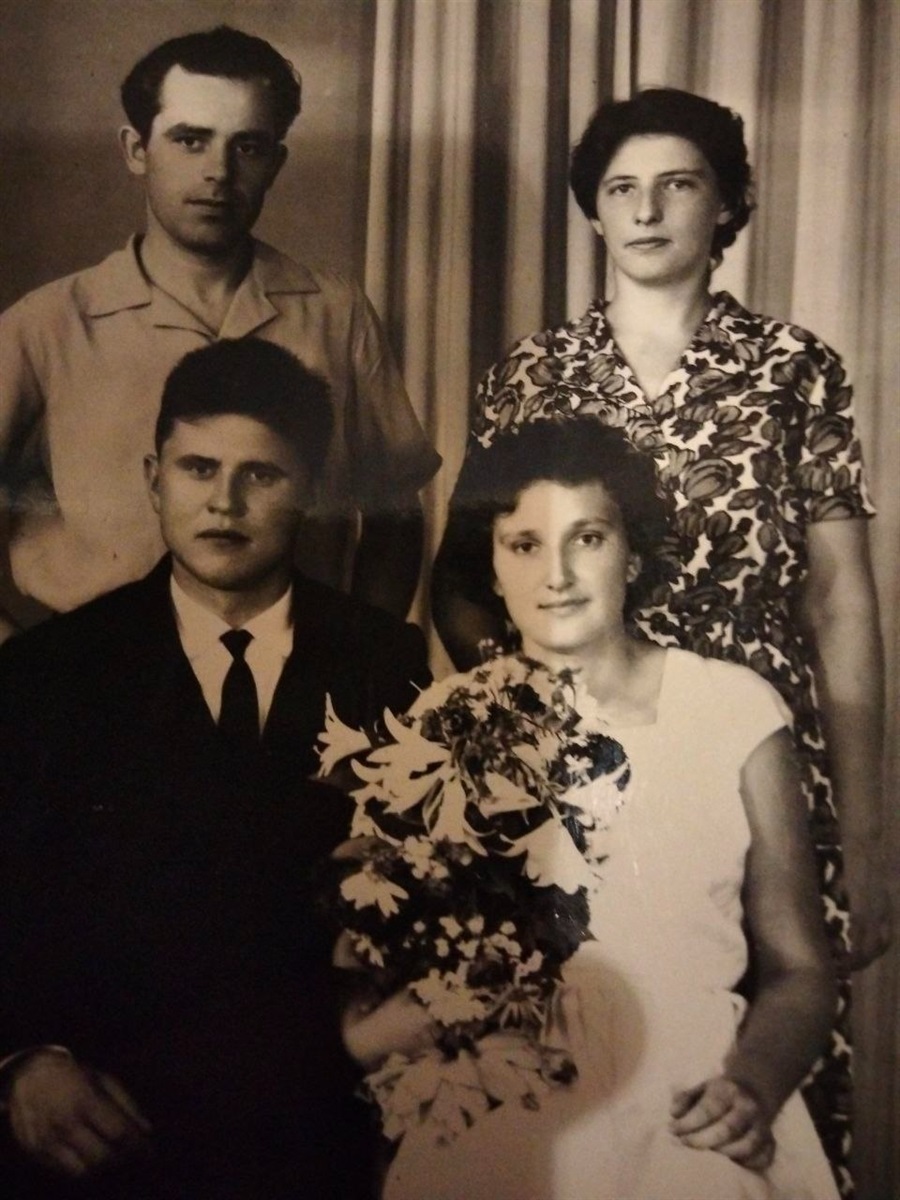 30.06.1963 р. молодята Віктор та Олена зі свідками.