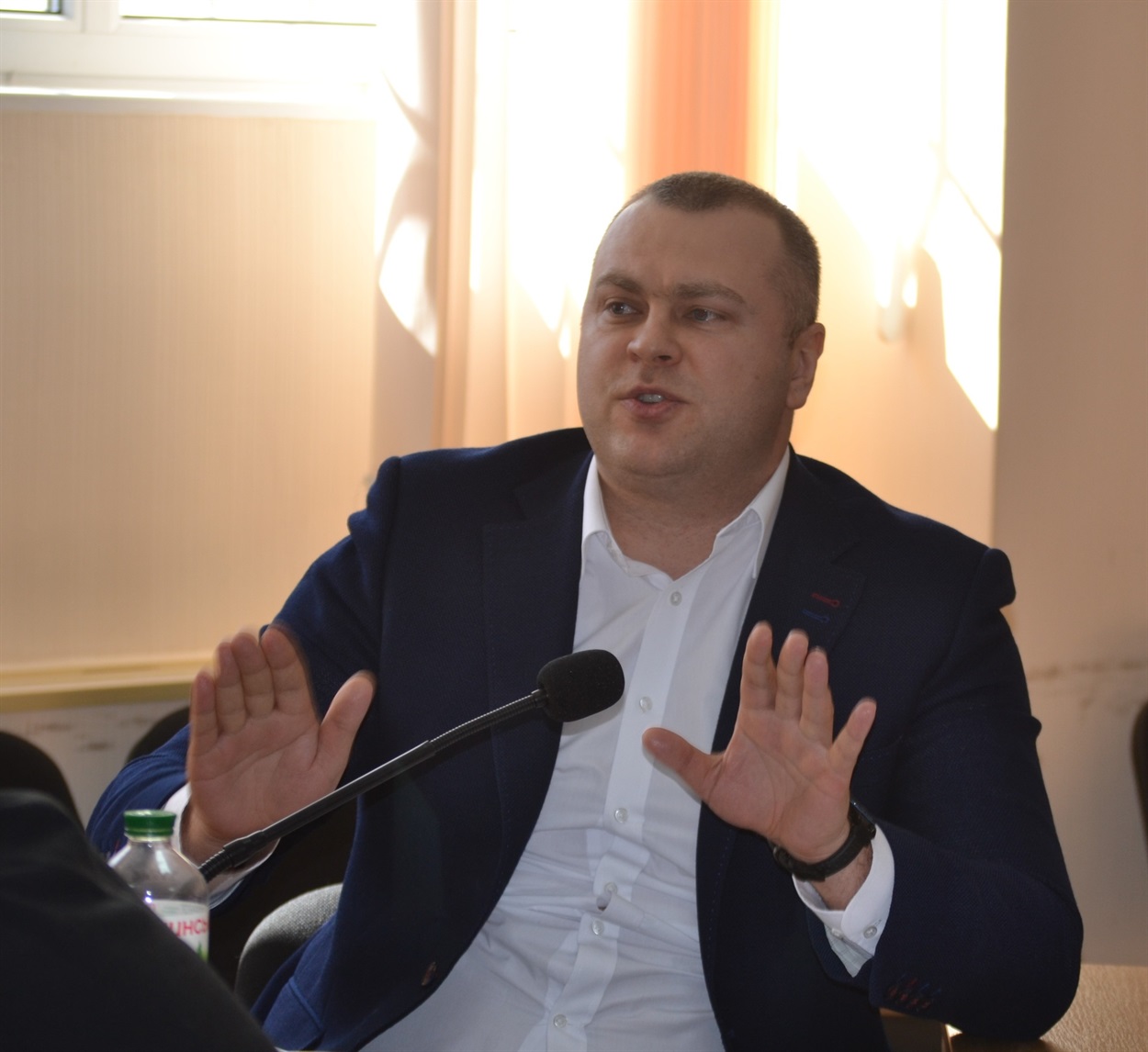 Світлина зроблена під час 36 пленарного засідання. Вячеслав Губа завжди активно працює на сесіях та намагається розібратися в питаннях