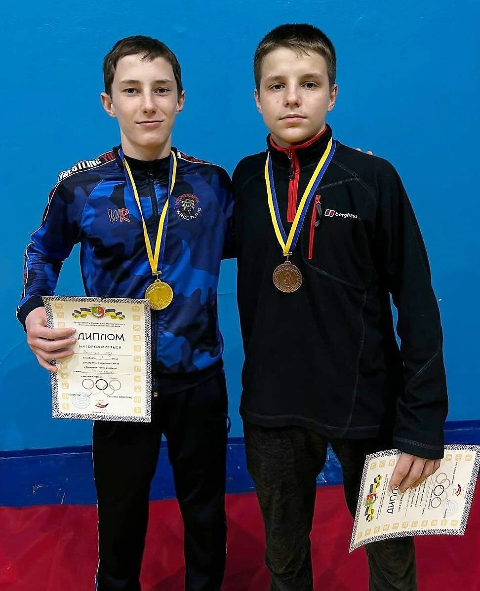 На фото зліва направо: учасники відкритого чемпіонату міста Кривий Ріг з боротьби греко-римської Величко Владислав та Тимошенко Микита