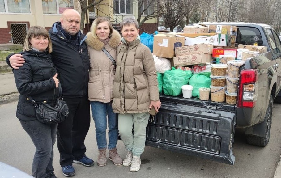 Завантажили допомогу на фронт. На фото: Наталя Задера, Олександр Молдован, Ольга Нікора, Катерина Кас'янова