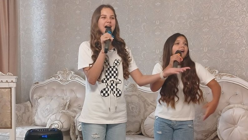 Анастасія із сестричкою