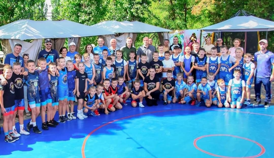 Борці, які брали участь у відкритому чемпіонаті до Дня фізичної культури і спорту