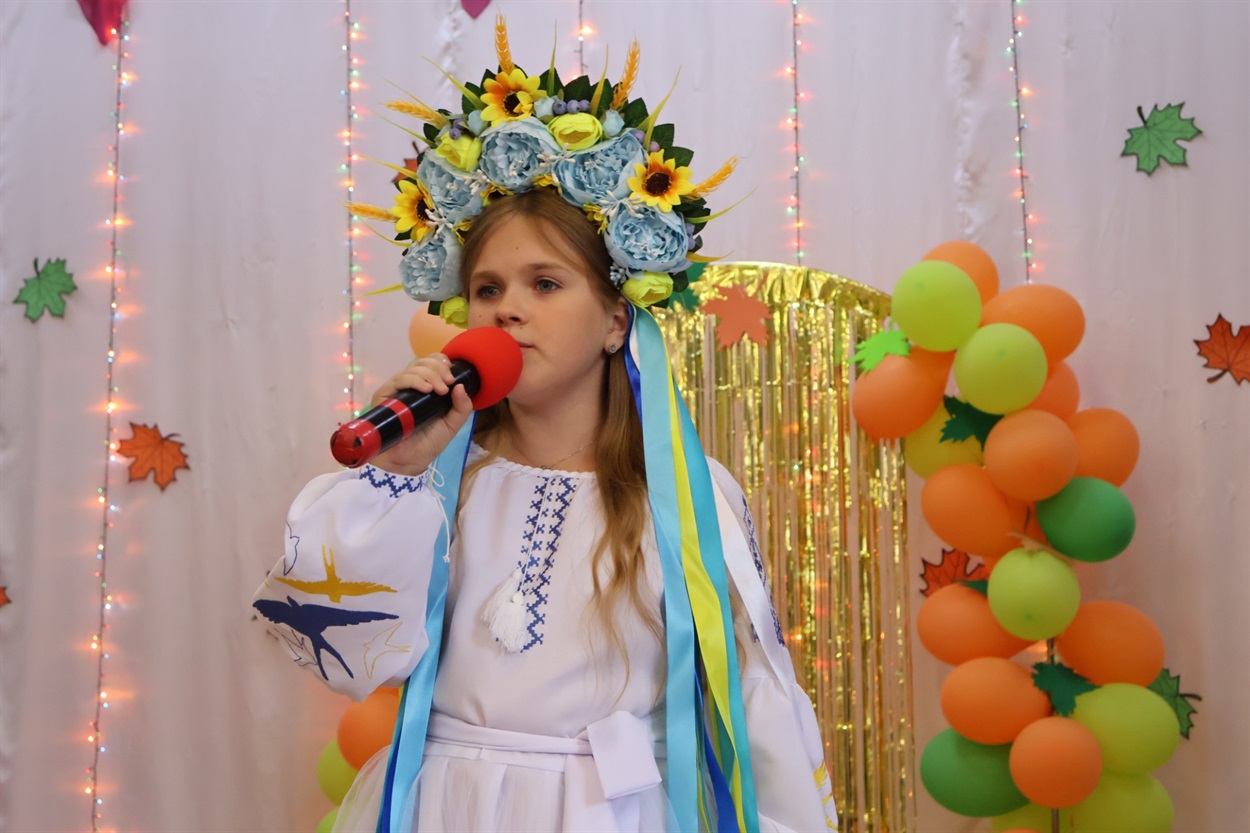 Мирослава Стрілець  солістка  зразкового театру естрадної пісні «Галатея» з піснею «За лісами-горами»