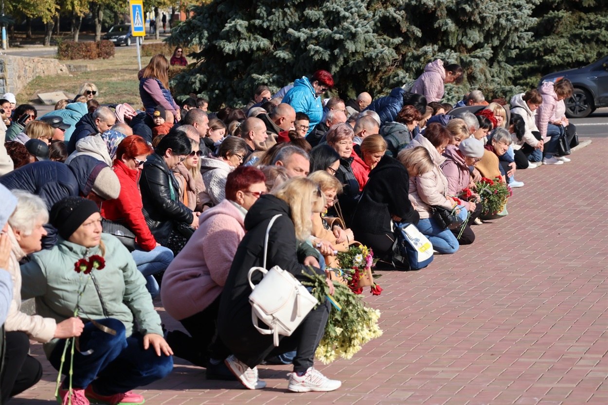 Южноукраїнці на колінах зустрічали та проводжали домовину з воїном Русланом Хазієвим