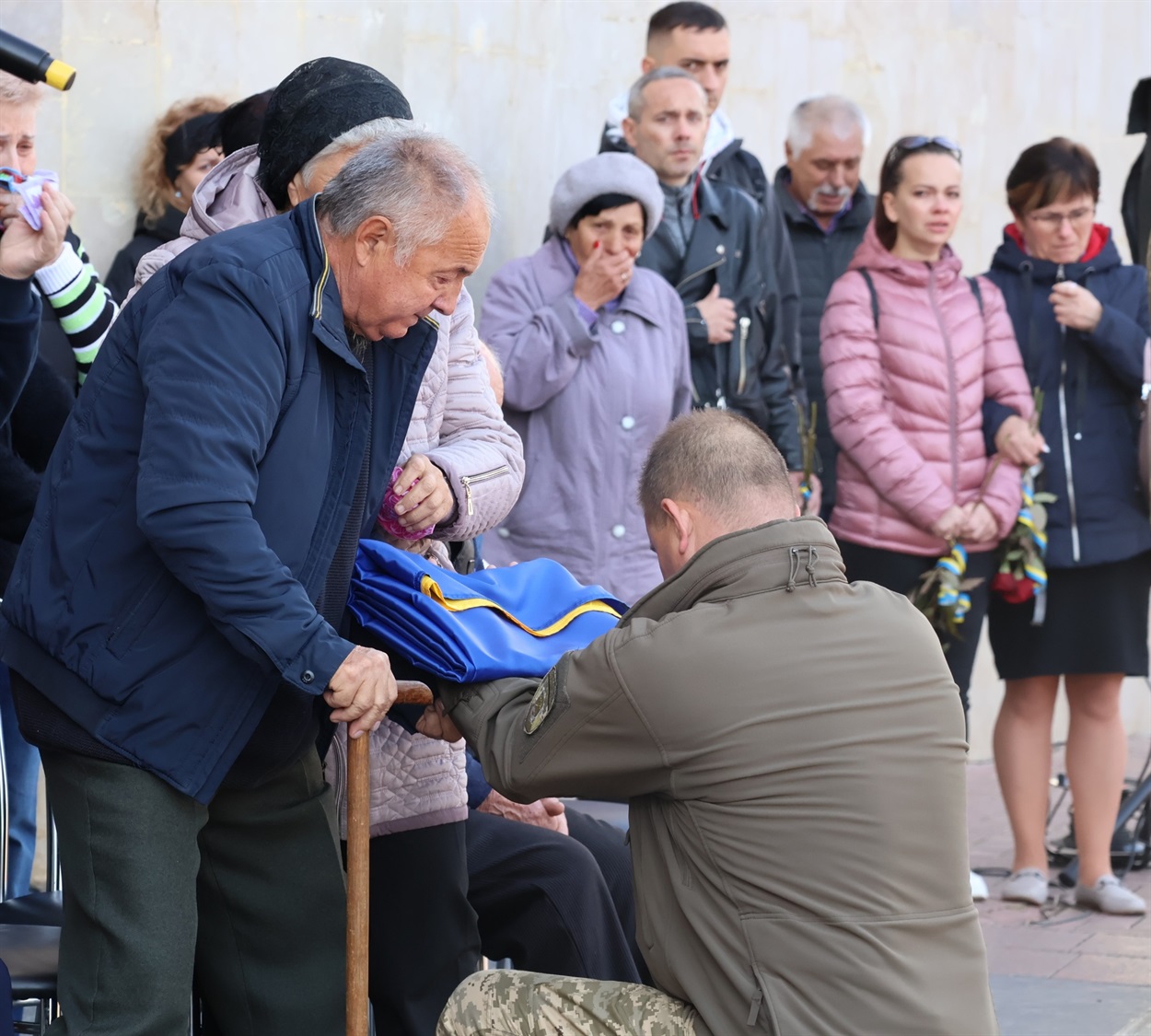 Начальник першого відділу Вознесенського районного територіального центру комплектування та соціальної підтримки підполковник Євген Левченко передав стяг батькам Героя Руслана Хазієва