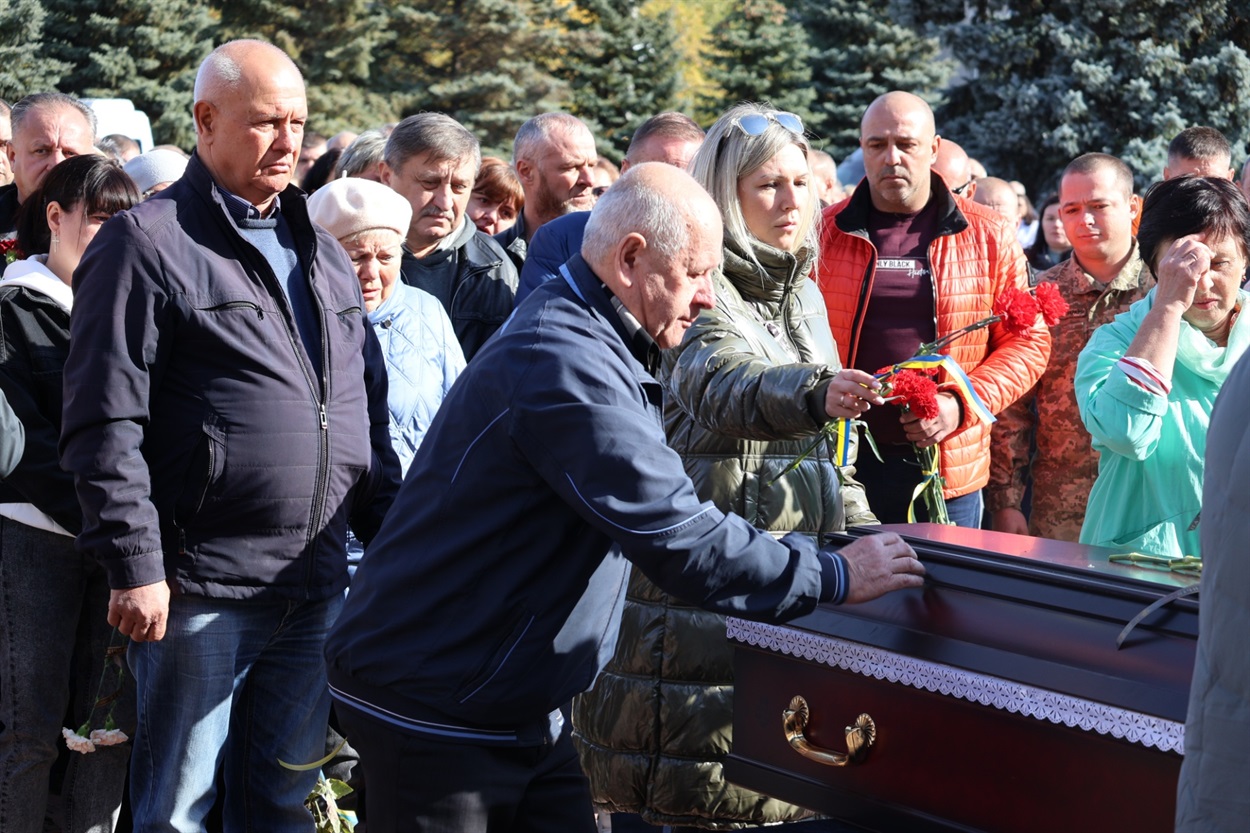 Люди прощалися з земляком Русланом Хазієвим